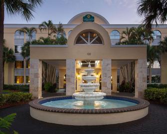 La Quinta Inn & Suites by Wyndham Deerfield Beach I-95 - Deerfield Beach - Budynek