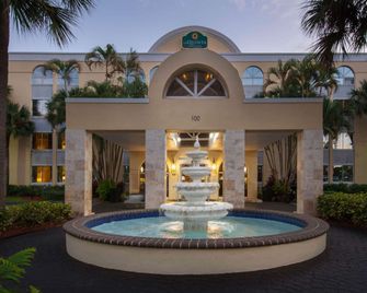 La Quinta Inn & Suites by Wyndham Deerfield Beach I-95 - Deerfield Beach - Budova