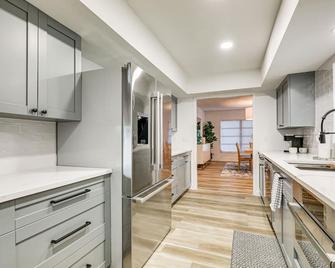 Davis Island Home with Lanai 3 Mi to Downtown Tampa - Tampa - Kitchen