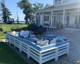 Luxurious And Extremely Private Waterfront Estate (Sorry - No Weddings) - Royal Oak - Patio