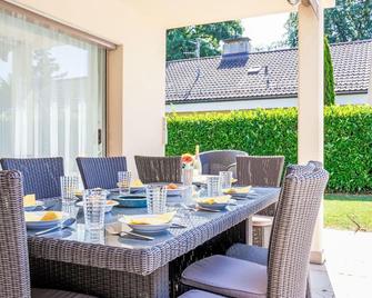 Stunning private villa for 8 guests with WIFI, private pool, TV, terrace, pets allowed and parking - Genthod - Innenhof