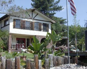 Quiet Country Setting Yet Close Enough To Amusement - Fallbrook - Building