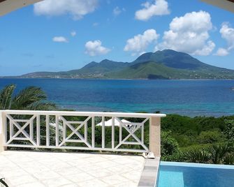 Villa With Stunning Views, Beautiful Beaches - Basseterre - Parveke