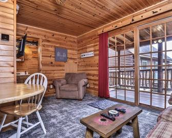 NEW! Charming cabin on Cisco Chain of Lakes - Watersmeet