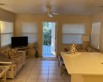 Penthouse Beachfront, Sleep 4, Br 2 Min To Town. Free Loungers, Bbq, Wifi - Madeira Beach - Dining room