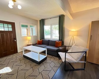 Pet-Friendly/Private fenced yard/3miles to Downtown/Airport - Mineápolis - Sala de estar