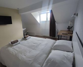 Charming bed & breakfast in serene Arlon with WiFi. Private room in our house. - Arel - Schlafzimmer