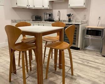 Charming 3br 1ba Apt In Mission - San Francisco - Dining room