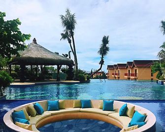 Qizi Bay Homeland Resort Hotel - Changjiang - Piscina
