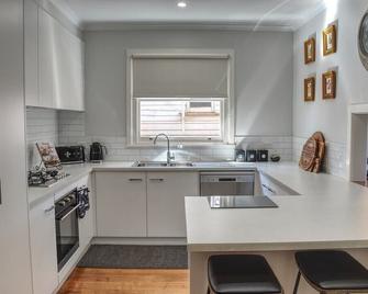 Stylish Family Friendly Escape - Ballarat - Kitchen