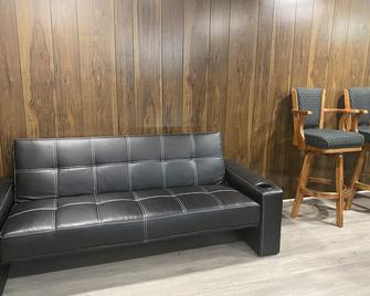 Express Gateway in Stevens Point - Stevens Point - Living room
