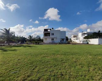 Dunes by coastclub : Lawn Group Games + Beach Views - Mamallapuram