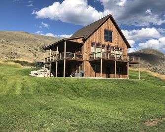 Located 10 miles north of Yellowstone Park. - Gardiner - Budova