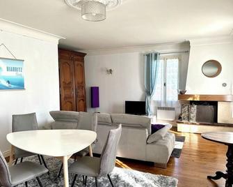 Villa 90m2 Sur Anglet/Biarritz Avec Terrasse Jardin &parking -1er Étage, Rdcvide - Anglet - Dining room