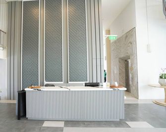 Koh Talu On Shore Hotel & Resort - Bang Saphan - Front desk