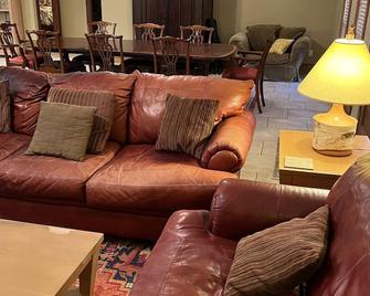 Oxford Chalet Getaway with Lake/Beach Access - Oxford - Living room