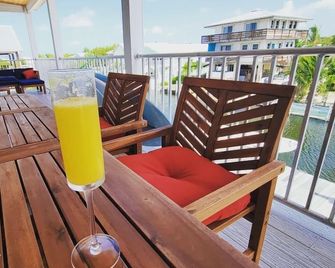 Pool coming soon! Beautiful House on Ramrod Key with boat slip & water access. - Ramrod Key - Balcón