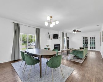 Comfy beds, Game Room, & Clean - Worth it! - Weslaco - Dining room