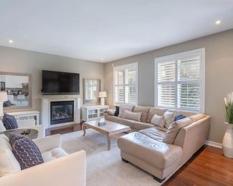 Stylish 4br Oasis | Peaceful Mississauga Location - Mississauga - Living room
