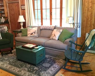 Great Pond- Rustic, charming Log Cabin - Belgrade - Sala de estar
