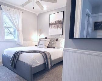 Cozy Beachtown Bungalow perfect for any getaway - Vermilion - Bedroom