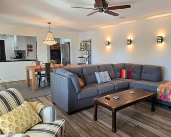 Peaceful 55+ Retreat, Fully Stocked, Ideal for Long Stays, Updated Home - Sun City - Sala de estar