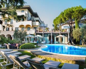 Hotel Piccola Vela - Desenzano del Garda - Pool