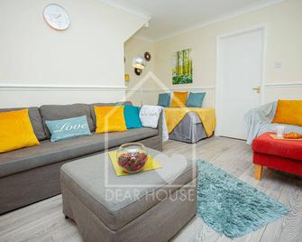 3 Bedroom Town House Corby. Sleeps 6, Wifi, Free Parking - Corby - Living room