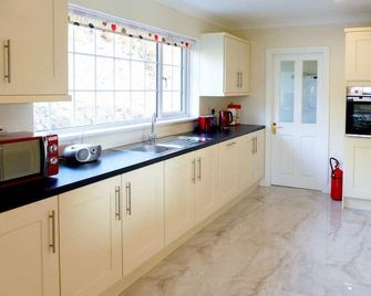 Bolams Holiday Home - Thomastown - Kitchen