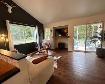 Pa Blue Mtn Bungalow - Port Angeles - Living room
