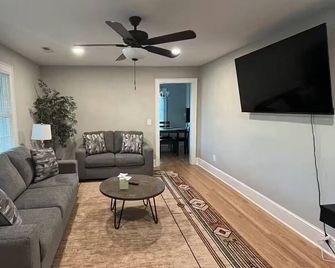 Main Stay! - Graham - Sala de estar