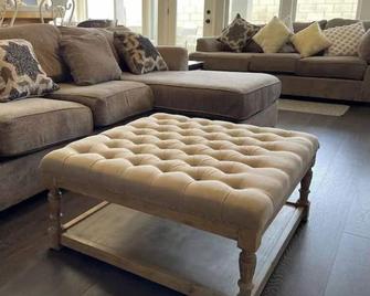 Relaxing Pool and Spa Beautiful NW Bakersfield - Bakersfield - Living room