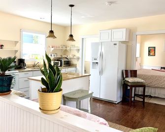 Lake Placid Village Cottage in Fall - Lake Placid - Kitchen