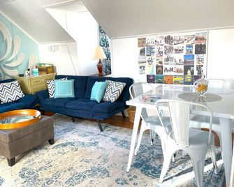 Entire 2 Family cottage, private garden, by sea, boardwalk & bay.No Proms - Seaside Heights - Wohnzimmer