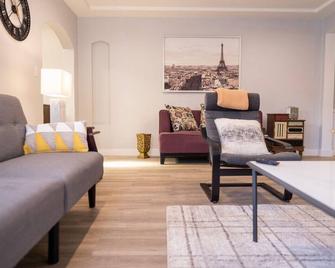 Spacious 3br Home: Newly Renovated In 2022 W/ Private Patio, Arcade/Foosball P46 - Los Angeles - Living room