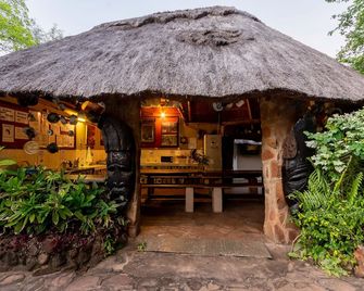 فيكتوريا فولز باكباكرز - شلالات فيكتوريا - شرفة مرصوفة