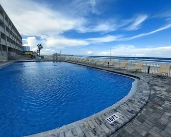Ocean breeze condo on the beach (Recently remodeled) - Daytona Beach - Piscina