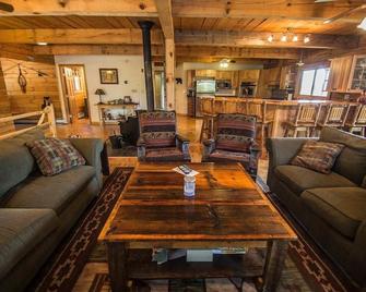 Large, Spacious Log Cabin home in the White Mountains, Pet friendly! - Campton - Sala de estar