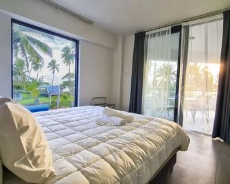 Ramada Suites By Wyndham Seafront Coral Coast - 克羅托格 - 臥室