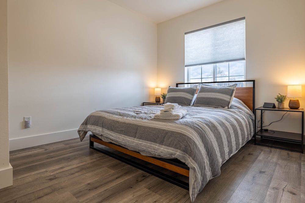Clean, Modern! 3 Bedrooms, River, Downtown - Cody - Bedroom
