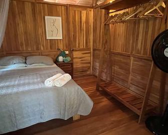 Balcony Room– Peaceful Stay Near Beach & Town - Cocles - Bedroom