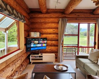 Lahar Alpine Retreat - Hot Tub, Mountain Views & Secluded Bush Setting - Ohakune - Salon