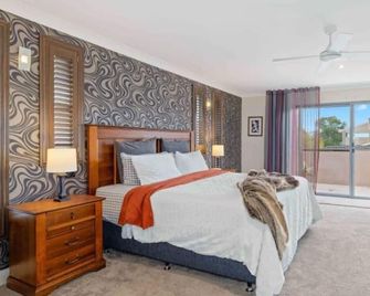 Riverside Breeze - luxury family retreat with pool - Port Macquarie - Bedroom