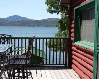 Rustic 1930s Log Cabin Sleeps Seven in Private Estate Setting - Clearlake - Balcony