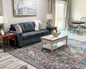 Two-Seventeen, a cozy Wetumpka home - Wetumpka - Sala de estar