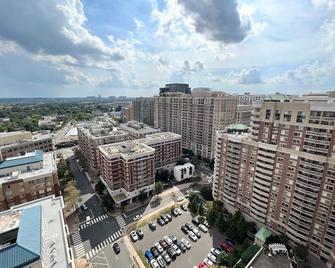 Elegant King Suite Metro DC - Arlington - Building
