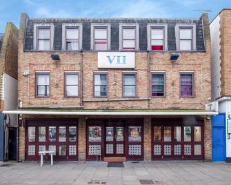 OYO VII Hotel & Indian Restaurant - Hounslow - Edificio