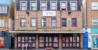 OYO VII Hotel & Indian Restaurant - Hounslow - בניין