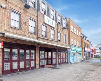OYO VII Hotel & Indian Restaurant - Hounslow - Building