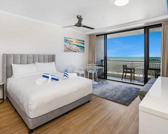 Waterfront Luxury with Panoramic Sea Views - Cairns North - Habitación